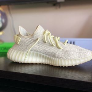 Like New Yeezy 350 Butters size 11